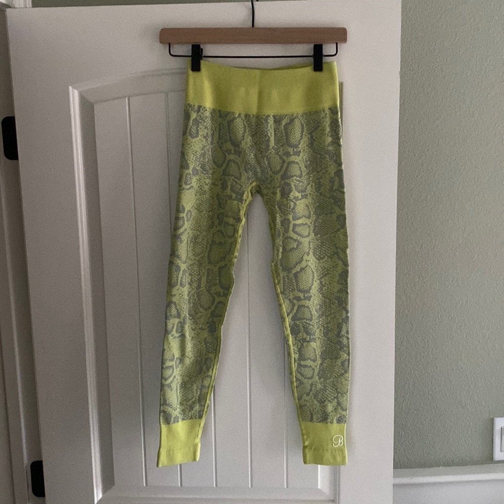 Bombshell womens yellow snakeskin leggings.